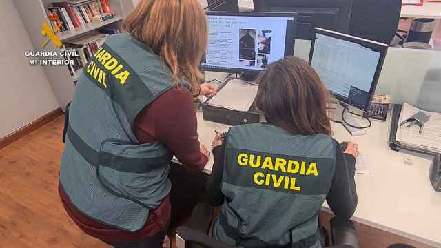 Guardias civiles durante una investigacin. / EP